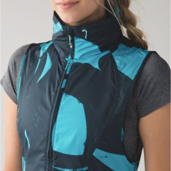 Lululemon Packable Water-Resistant Vest Blue Print 2 NWOT - Picture 4 of 12